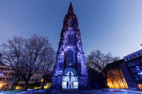 An der markanten Kirche Turm Bochum beginnt der Turm bereits am Boden