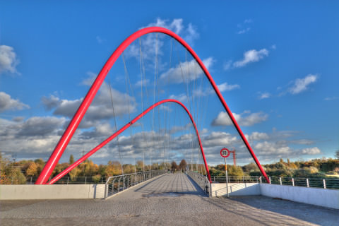 moderne rote Brücke in Gelsenkirchen