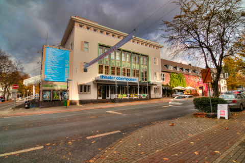 Das Theater Oberhausen in Oberhausen hat eine Banner hängen mit einer Ausstellung-Ankündigung